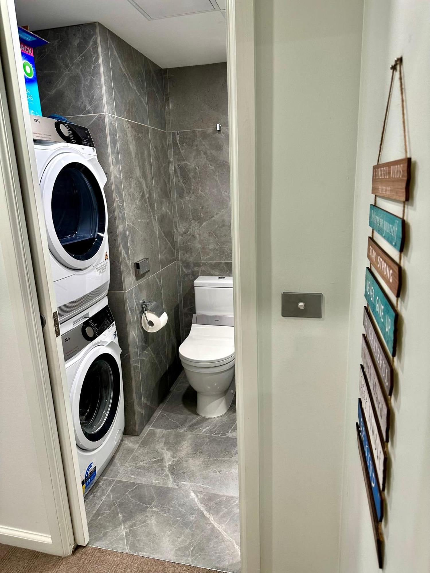Private 1 Bed Accom With Bathroom In A 3 Bed Apartment - Melb Cbd, Regency Towers - Free Parking, Wifi And Pool Melbourne Exteriör bild