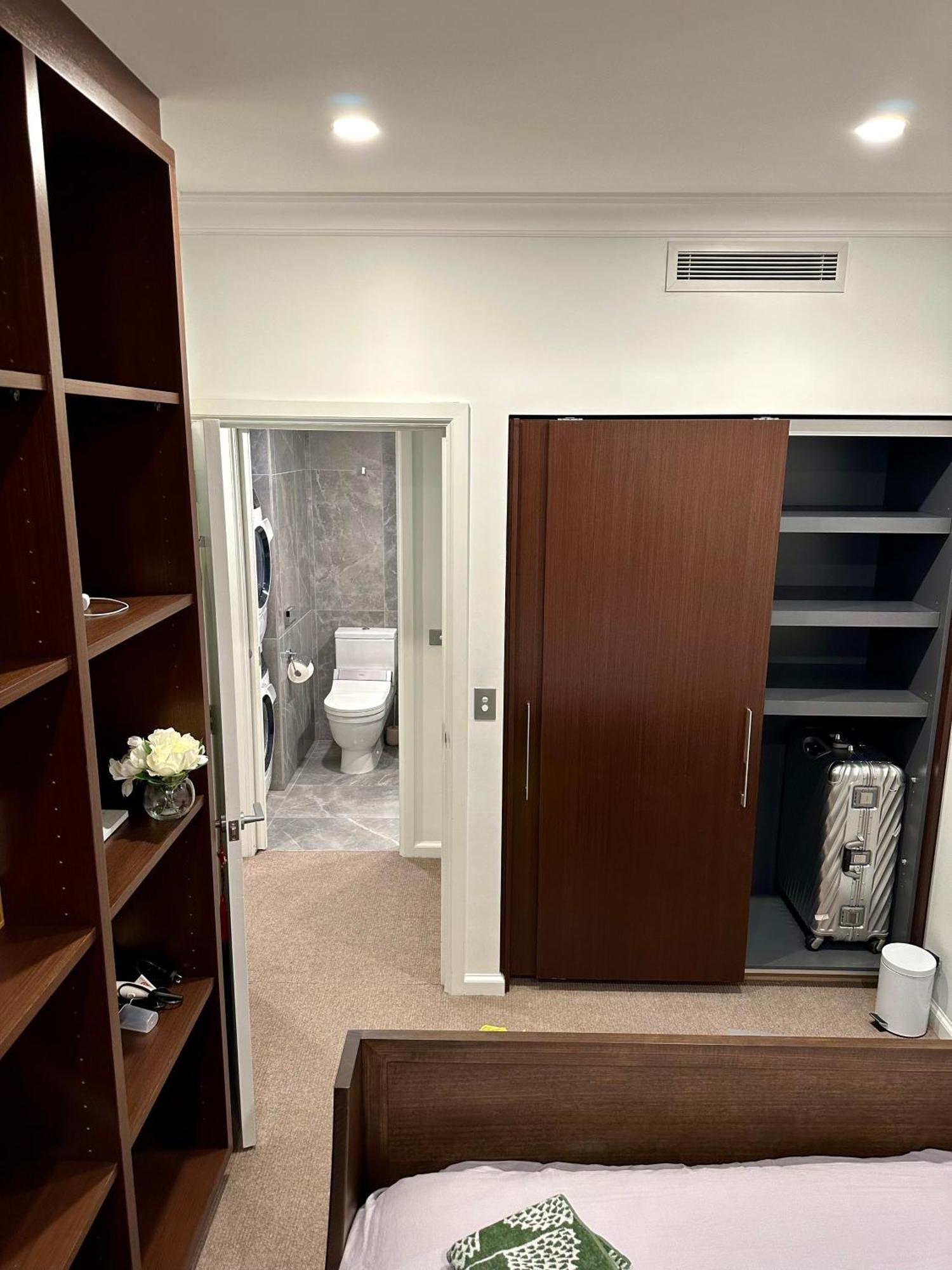 Private 1 Bed Accom With Bathroom In A 3 Bed Apartment - Melb Cbd, Regency Towers - Free Parking, Wifi And Pool Melbourne Exteriör bild
