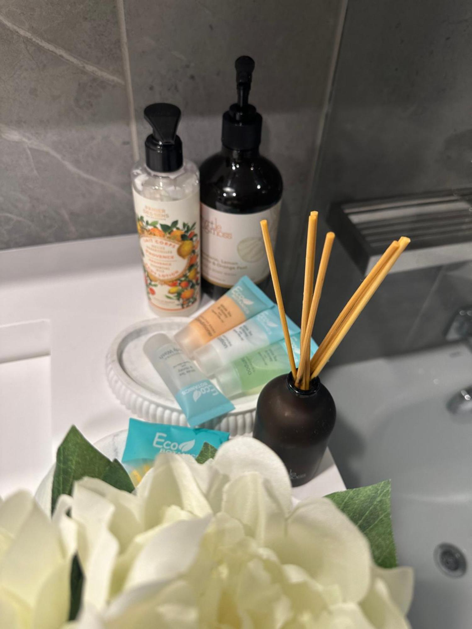 Private 1 Bed Accom With Bathroom In A 3 Bed Apartment - Melb Cbd, Regency Towers - Free Parking, Wifi And Pool Melbourne Exteriör bild