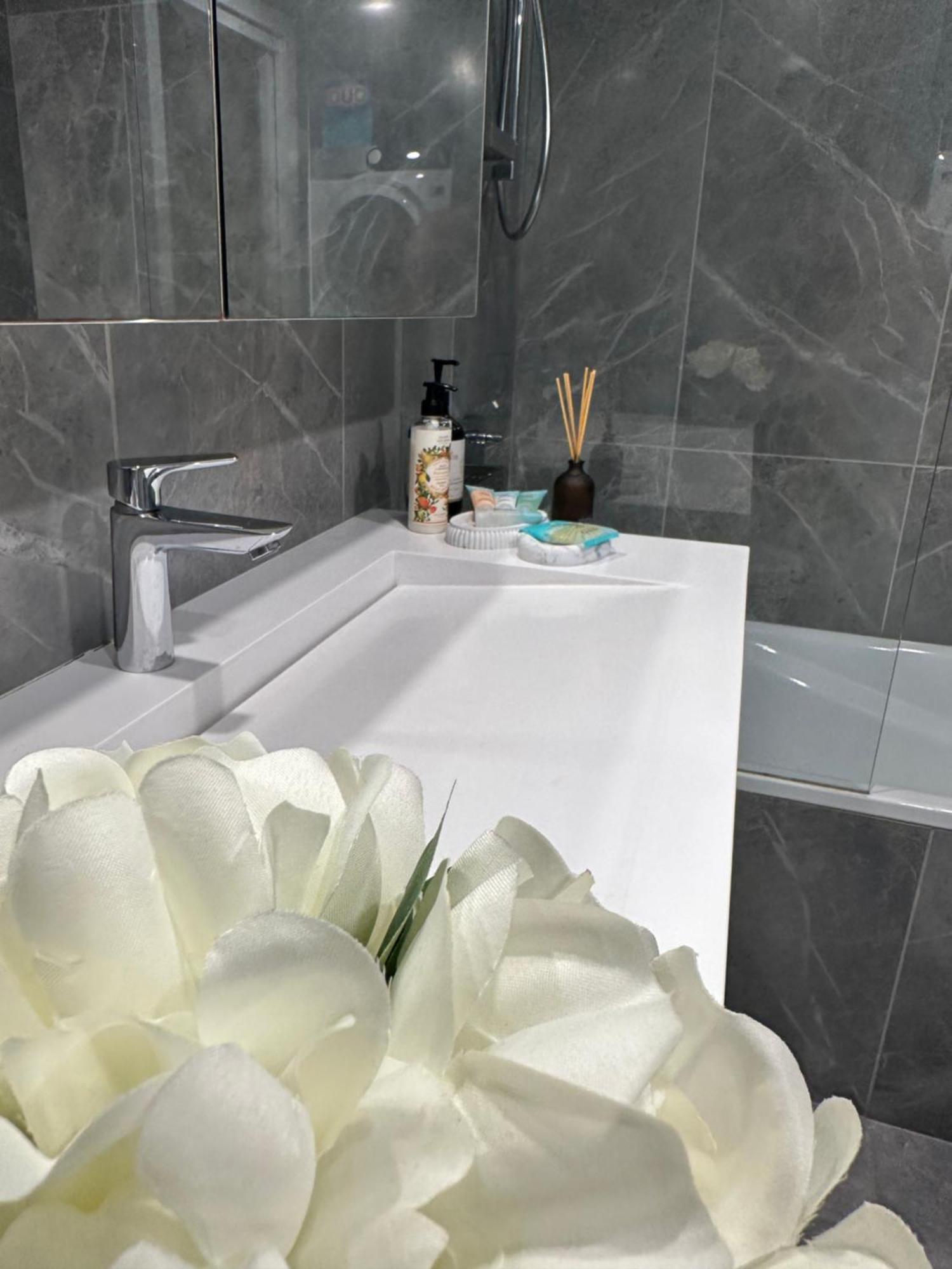 Private 1 Bed Accom With Bathroom In A 3 Bed Apartment - Melb Cbd, Regency Towers - Free Parking, Wifi And Pool Melbourne Exteriör bild
